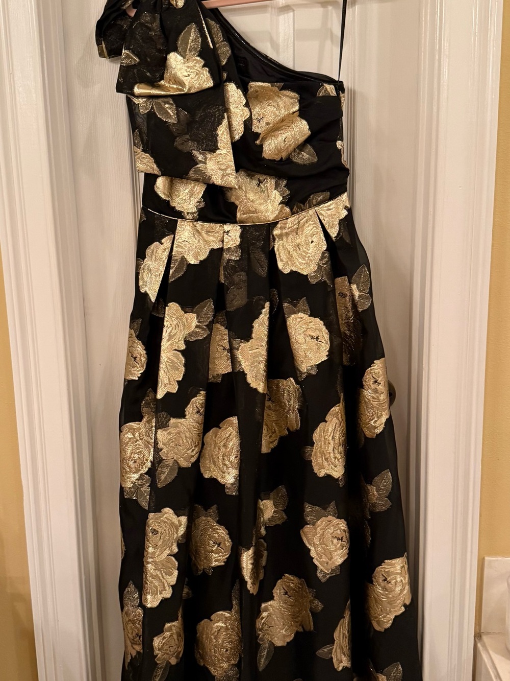 One-Shoulder Metallic Jacquard Gown - Picture 9 of 10